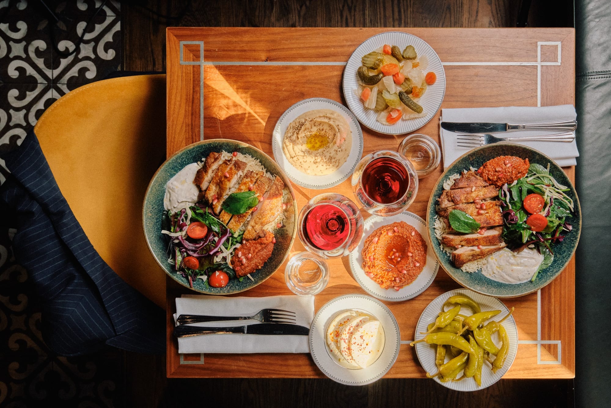 Dukat bord för två med libanesiska rätter, meze och vin