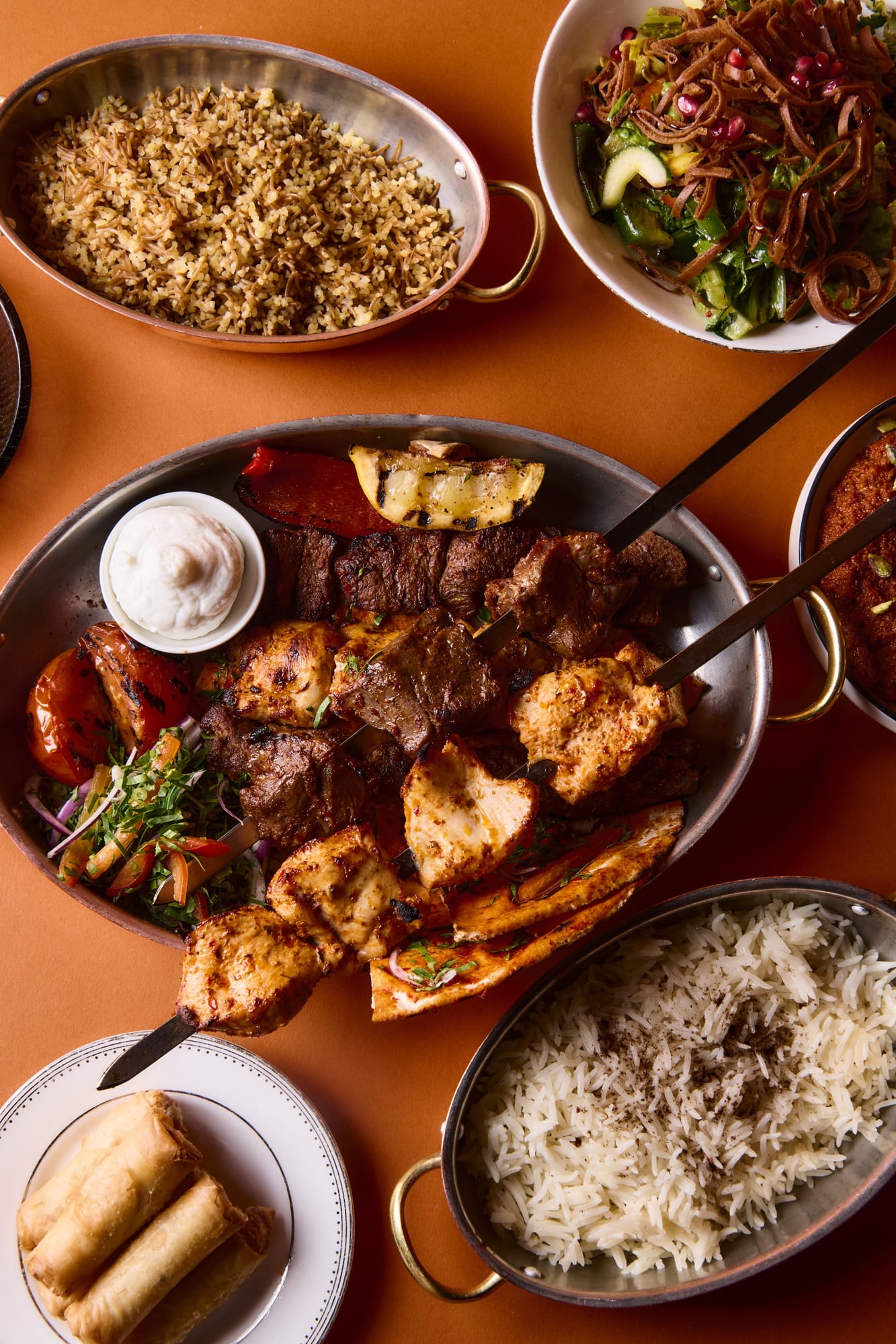 Grillfat med kolgrillade spett, ris, fattoush och meze på Beirut Café
