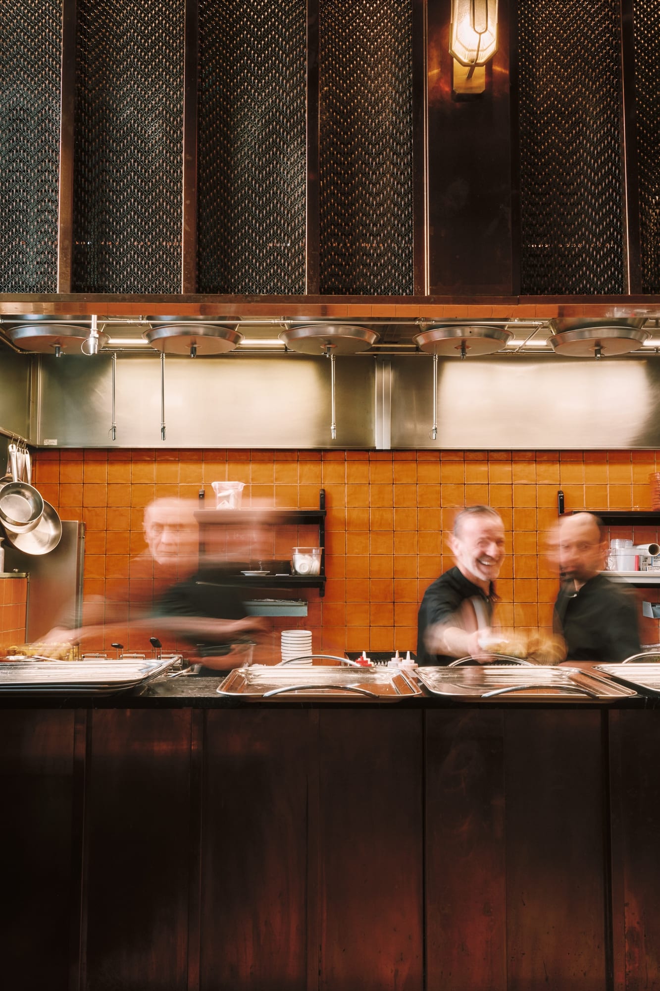 Kockar i rörelse vid det öppna köket på Beirut Café